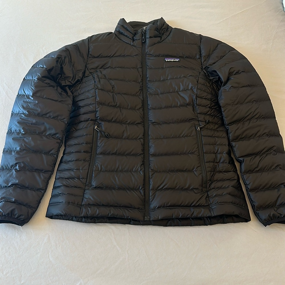 Like new Patagonia down jacket. Has a small brand logo “Tableau” on right hip.